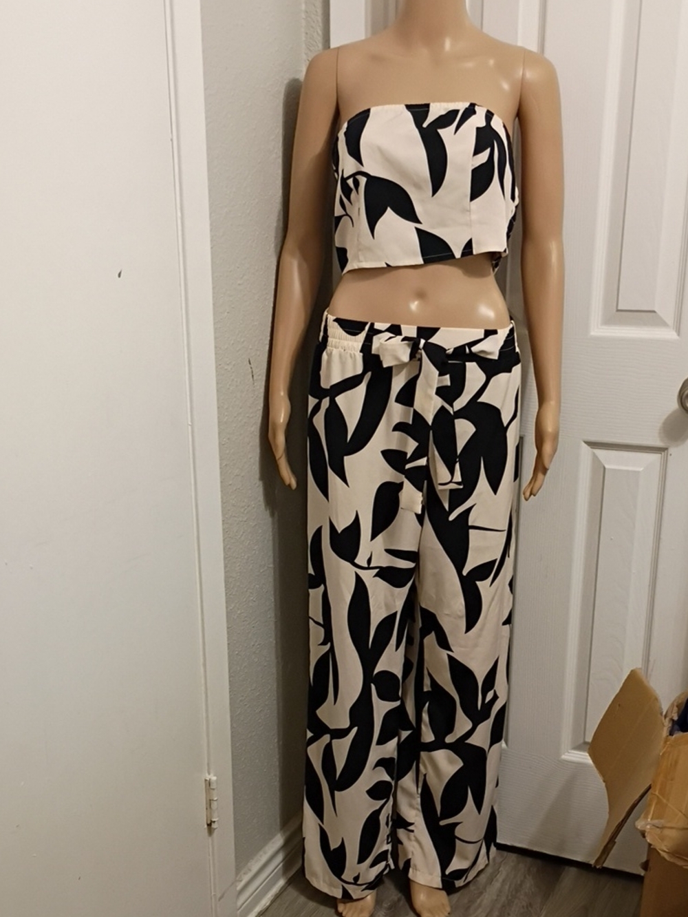Black & Cream Leaf Print Wide-Leg Pants